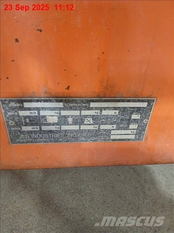 JLG 600 AJ ブームリフト　屈伸型