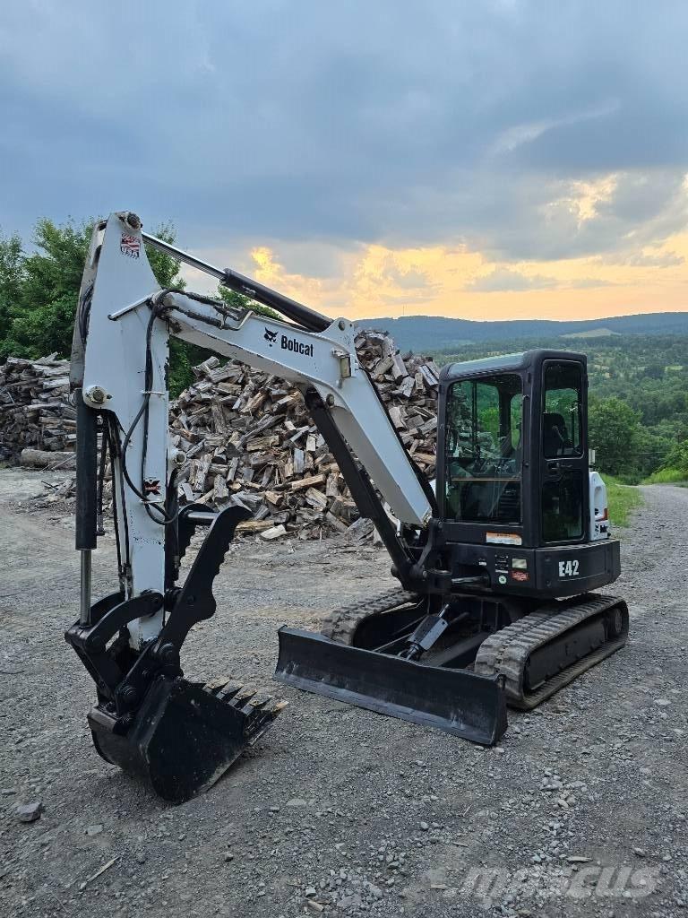 Bobcat E42 ミニ油圧ショベル 7t以下（ミニユンボ・ミニディガー）