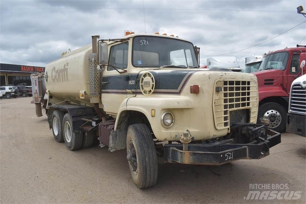 Ford L8000 タンカートラック