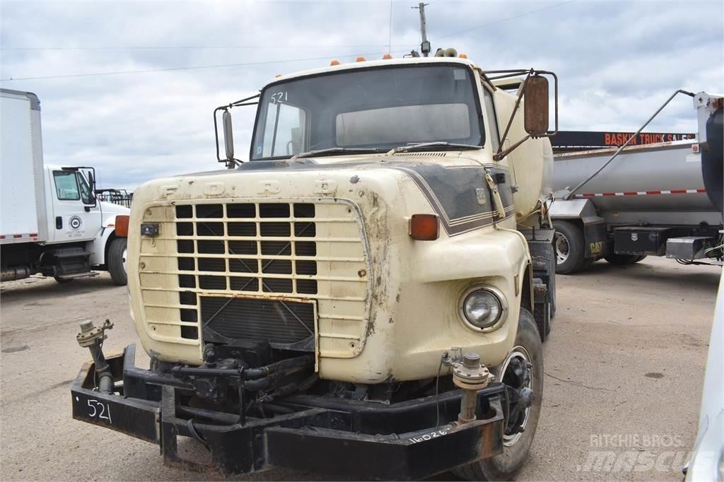 Ford L8000 タンカートラック