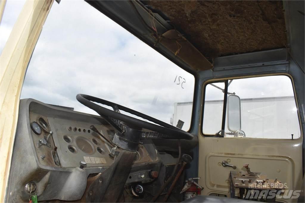 Ford L8000 タンカートラック