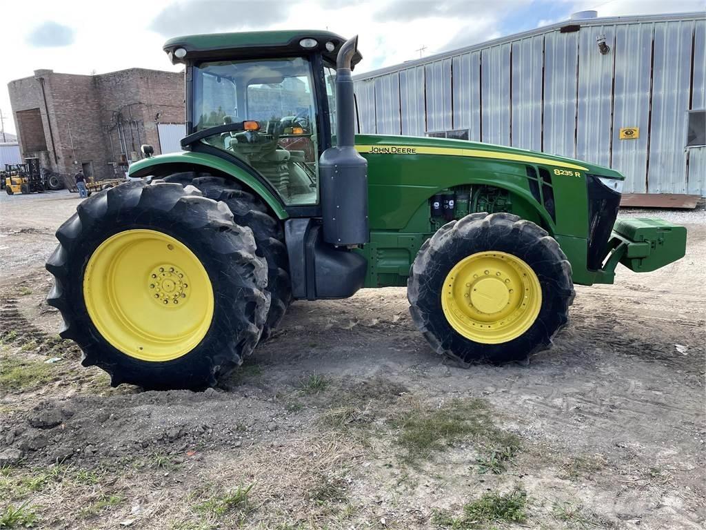 John Deere 8235R トラクター
