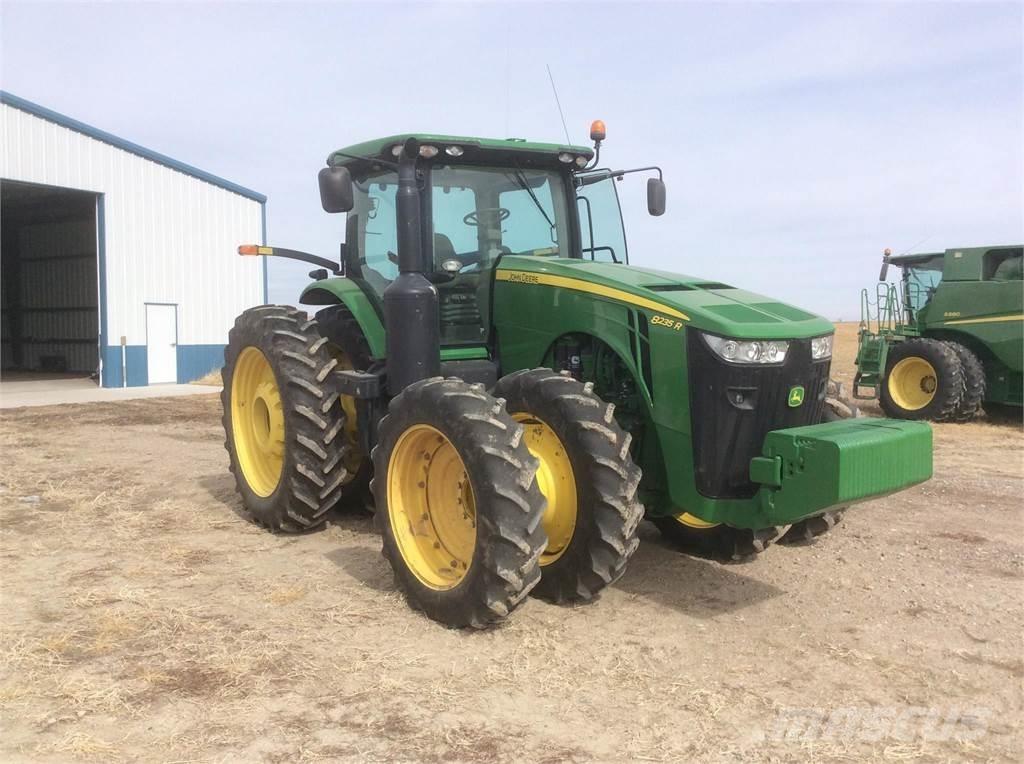 John Deere 8235R トラクター