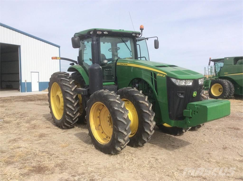 John Deere 8235R トラクター
