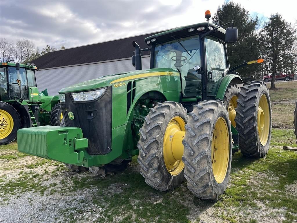 John Deere 8235R トラクター