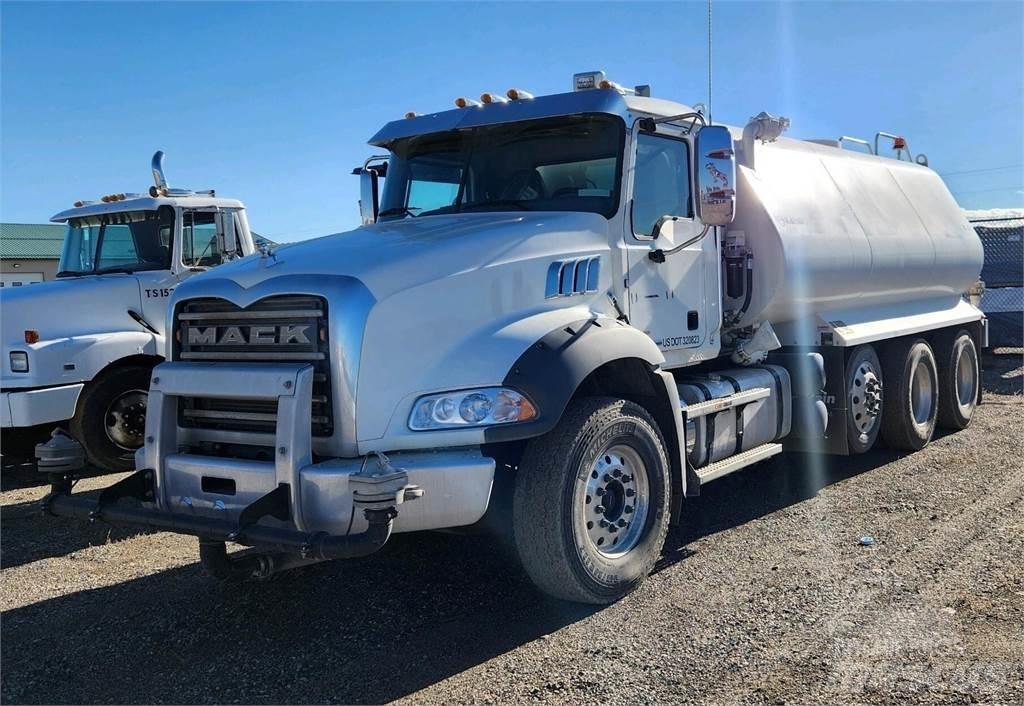 Mack GRANITE 84BR 給水車