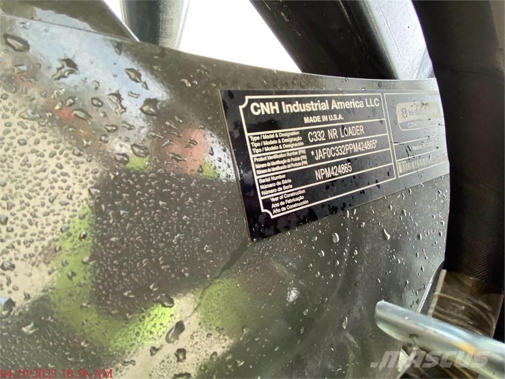 New Holland C332 スキッドステアローダー