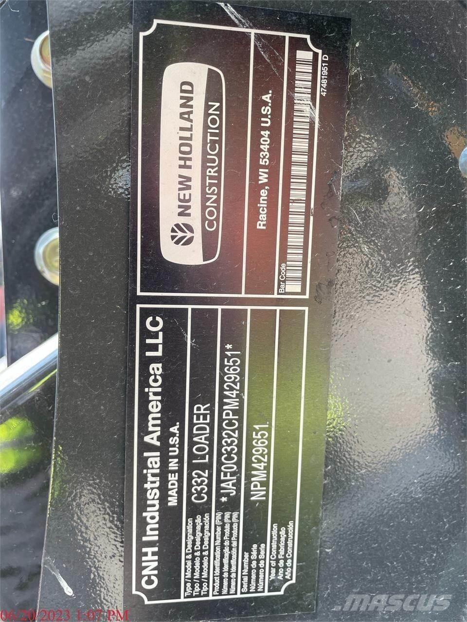 New Holland C332 スキッドステアローダー