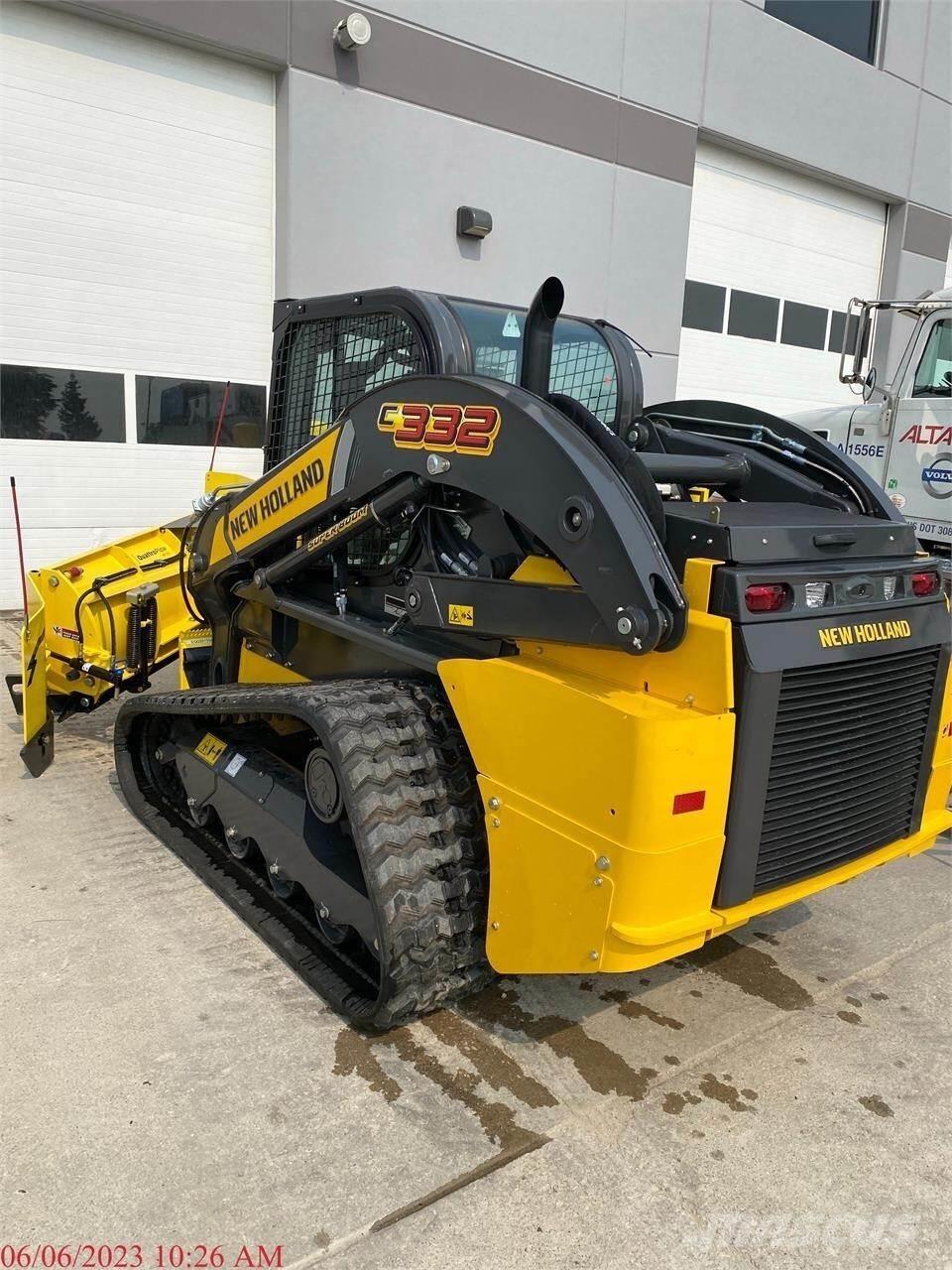 New Holland C332 スキッドステアローダー