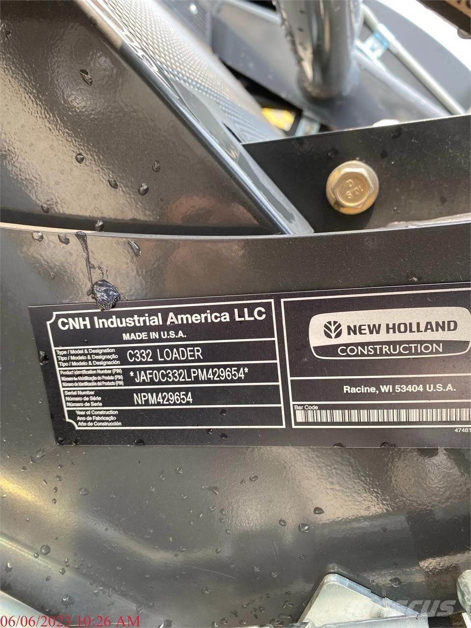 New Holland C332 スキッドステアローダー