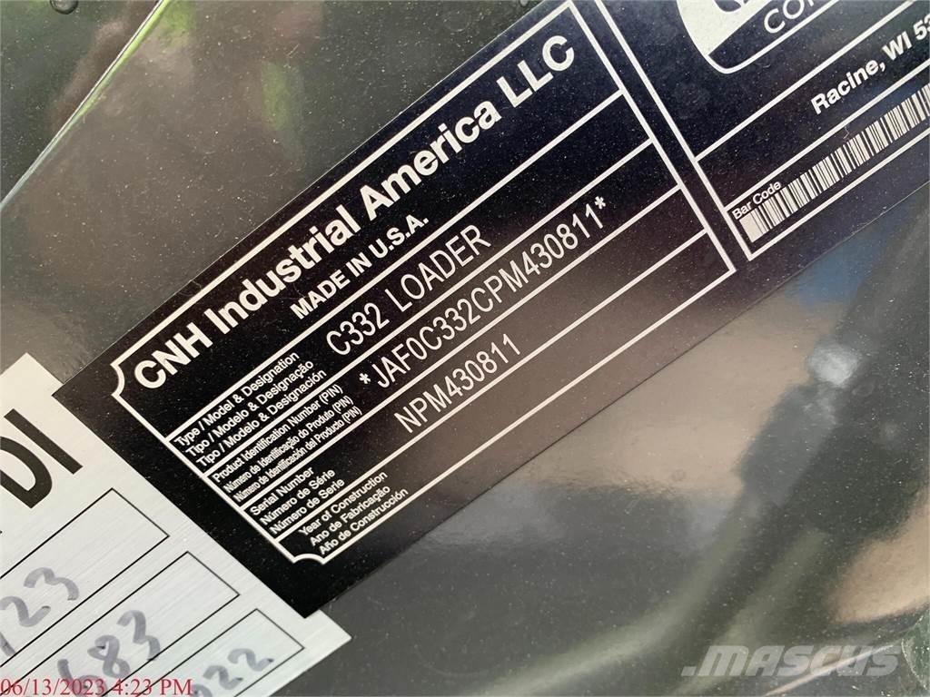 New Holland C332 スキッドステアローダー