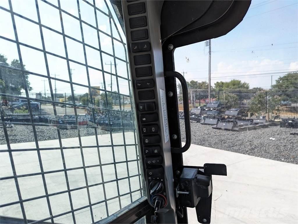 New Holland C362 スキッドステアローダー