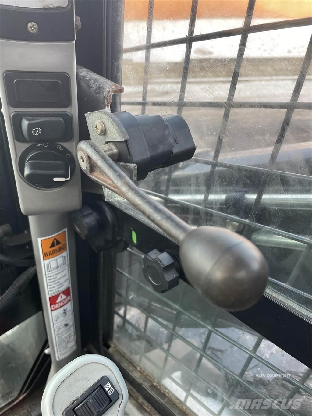 New Holland L228 スキッドステアローダー