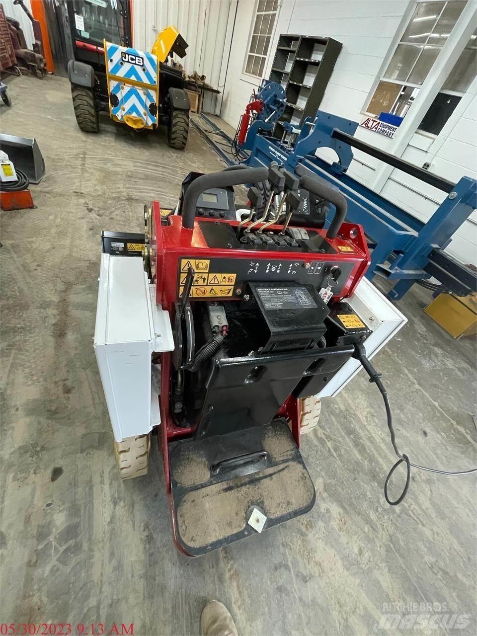 Toro E-DINGO 500 スキッドステアローダー