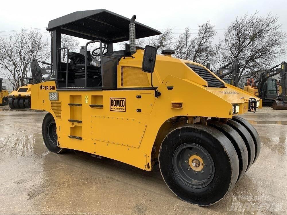 Volvo PTR240 タイヤローラ