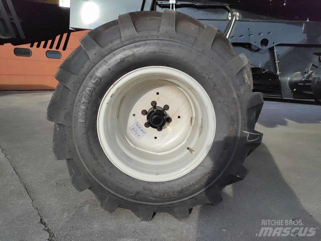 New Holland TC 5.90 コンバイン
