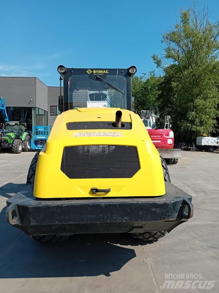 Bomag BW 213 D-5 ソイルコンパクター