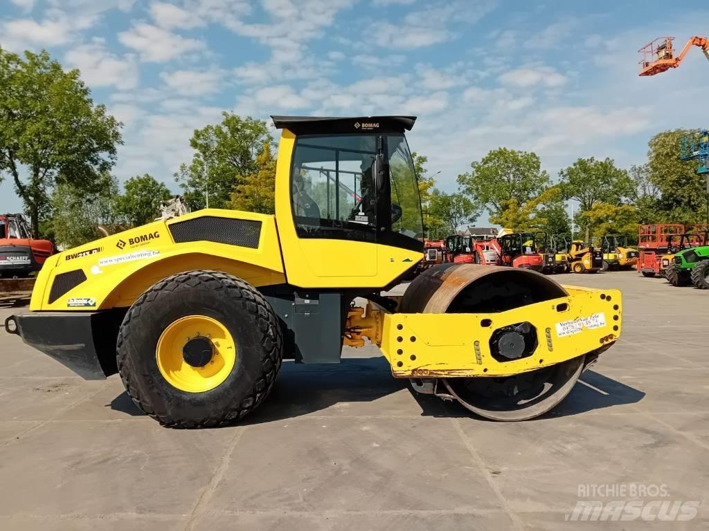 Bomag BW 213 D-5 ソイルコンパクター