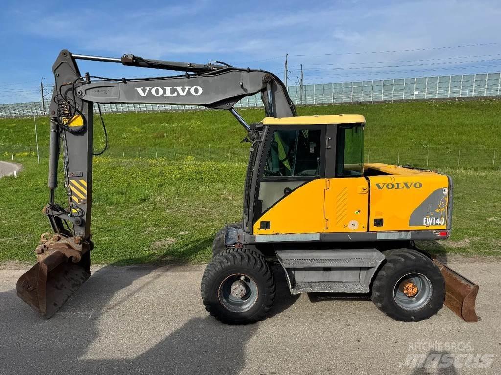 Volvo EW140 ホイール式油圧ショベル（パワーショベル・ユンボ・バックホー）