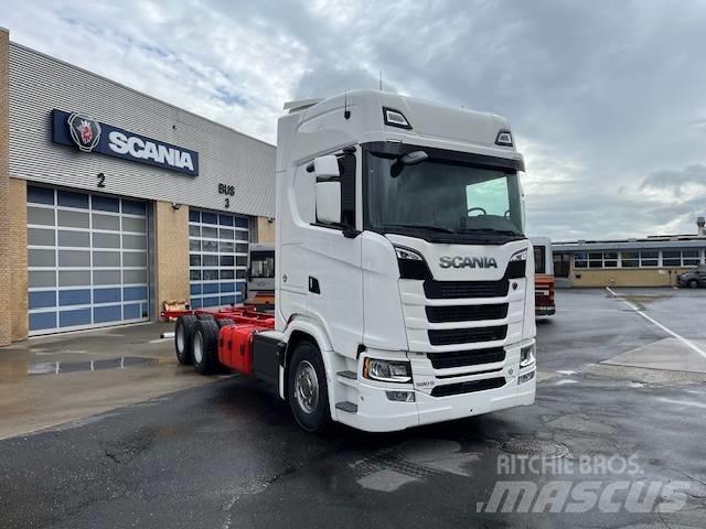 Scania S 590 キャブ付きシャーシ