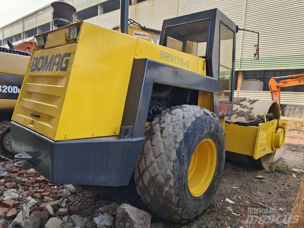 Bomag BW 217 振動ローラ