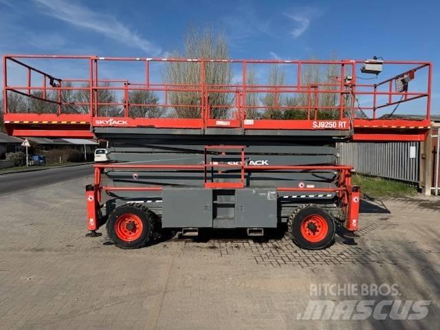 SkyJack SJ 9250 RT シザースリフト