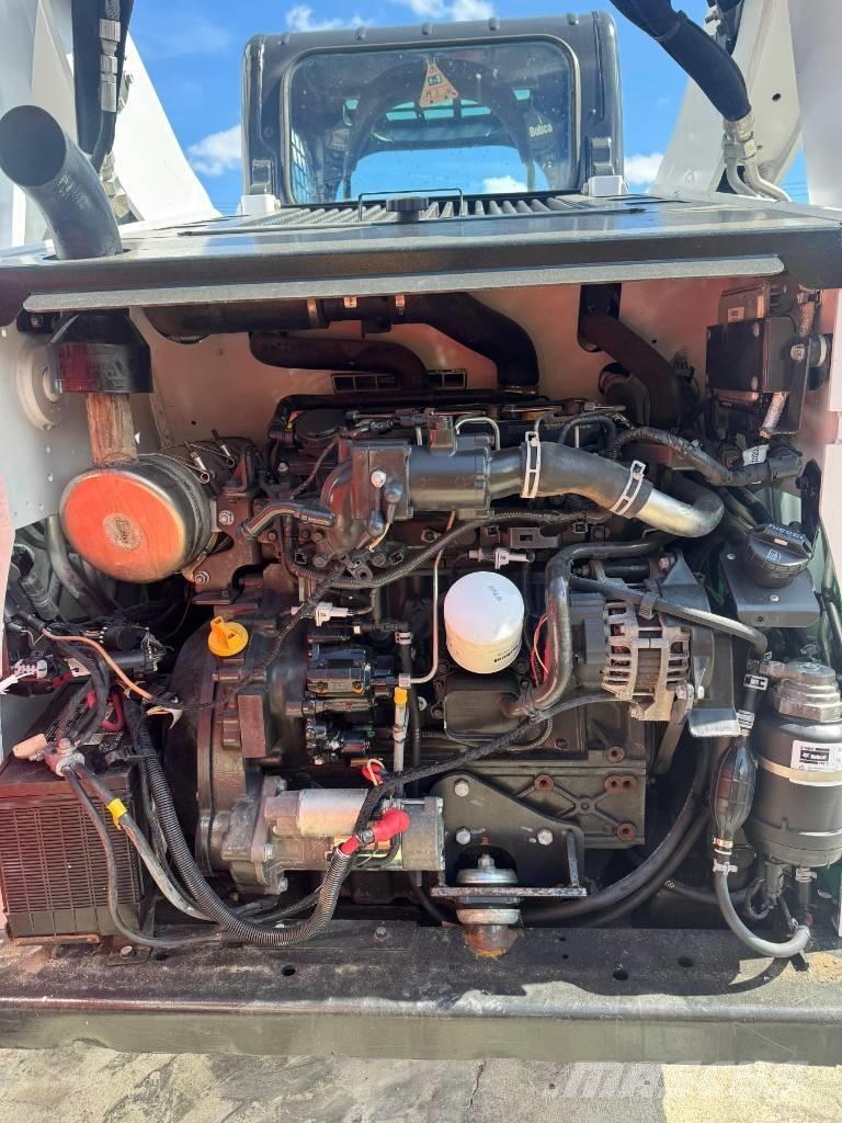 Bobcat T 740 スキッドステアローダー