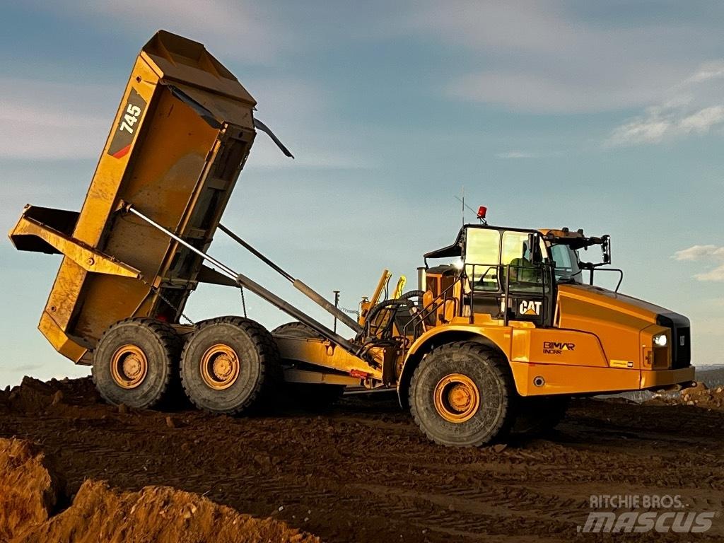 CAT 745 アーティキュレート式ダンプトラック