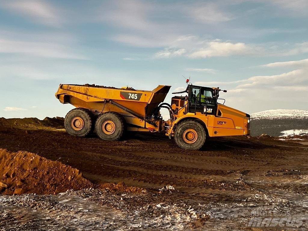 CAT 745 アーティキュレート式ダンプトラック