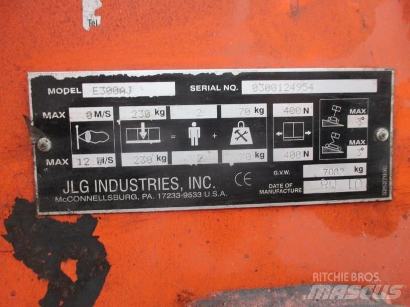 JLG E 300 AJ ブームリフト　屈伸型