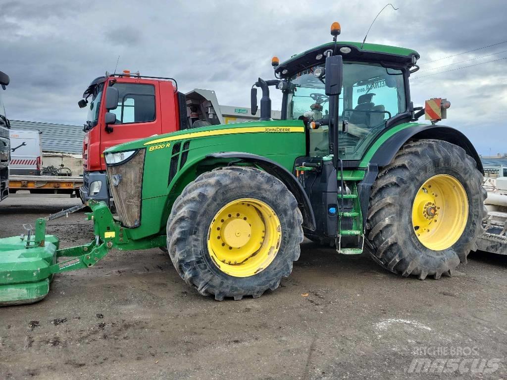 John Deere 8320 R トラクター