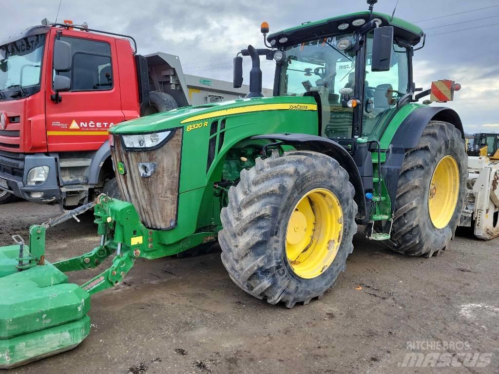 John Deere 8320 R トラクター