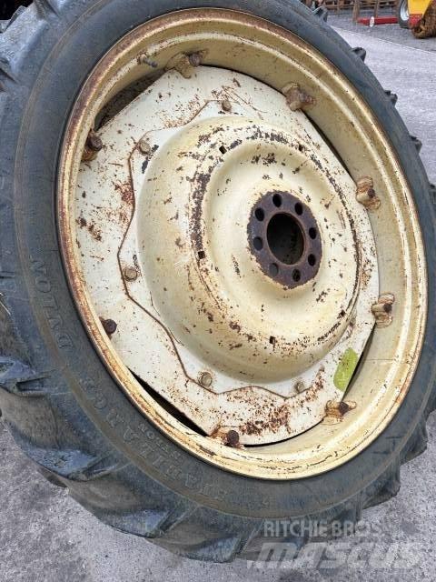 Dunlop 9.5R44 タイヤ、ホイル、リム