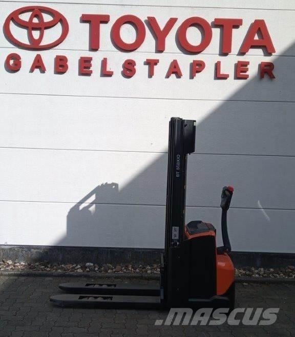 Toyota SWE120L 自走式スタッカー