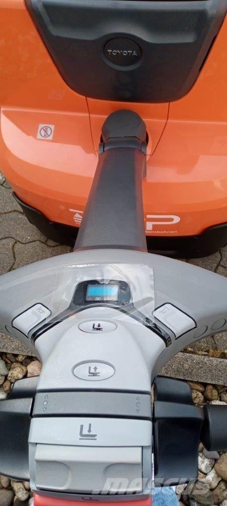 Toyota SWE120L ウォーキンフォークリフト