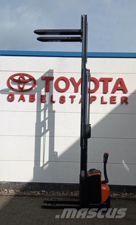 Toyota SWE120L 自走式スタッカー