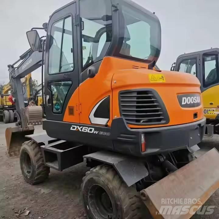 Doosan DX 60W ホイール式油圧ショベル（パワーショベル・ユンボ・バックホー）