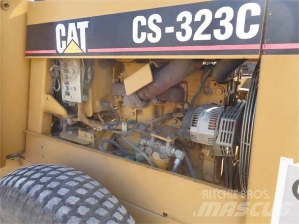 CAT CS-323C 振動ローラ