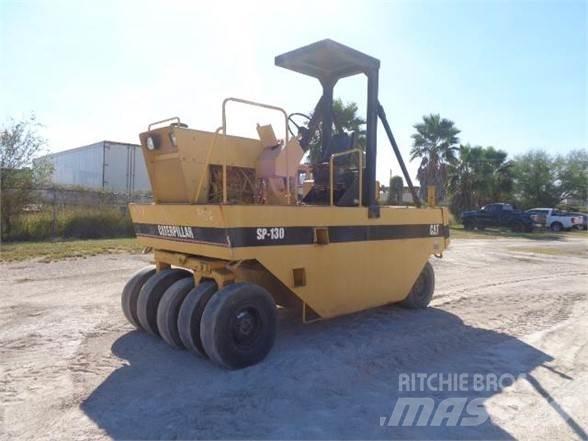 CAT PS-130 タイヤローラ