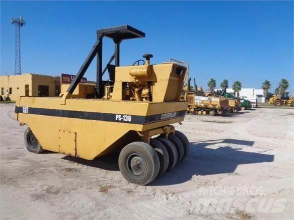 CAT PS-130 タイヤローラ