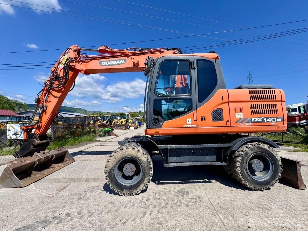 Doosan DX 140 W-3 ホイール式油圧ショベル（パワーショベル・ユンボ・バックホー）