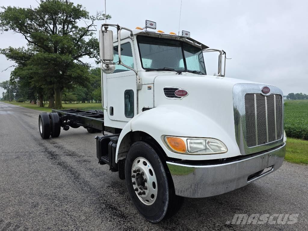 Peterbilt 335 キャブ付きシャーシ