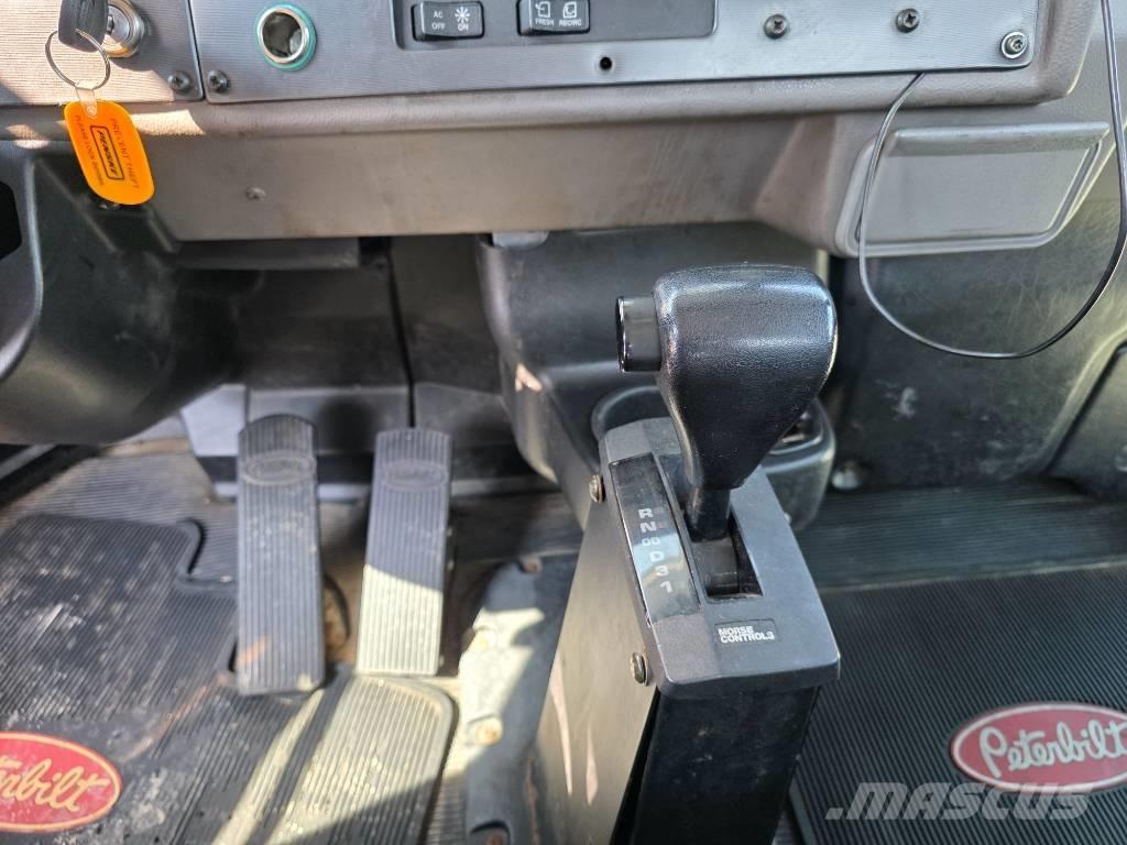 Peterbilt 335 キャブ付きシャーシ