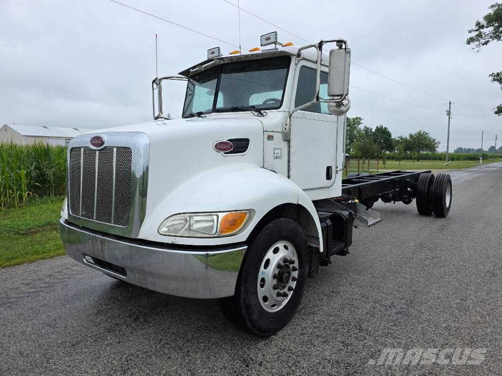 Peterbilt 335 キャブ付きシャーシ