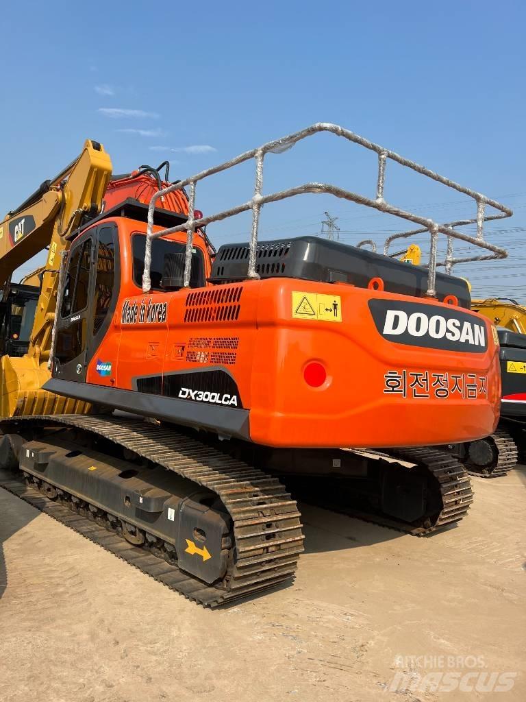 Doosan DX300 ホイール式油圧ショベル（パワーショベル・ユンボ・バックホー）