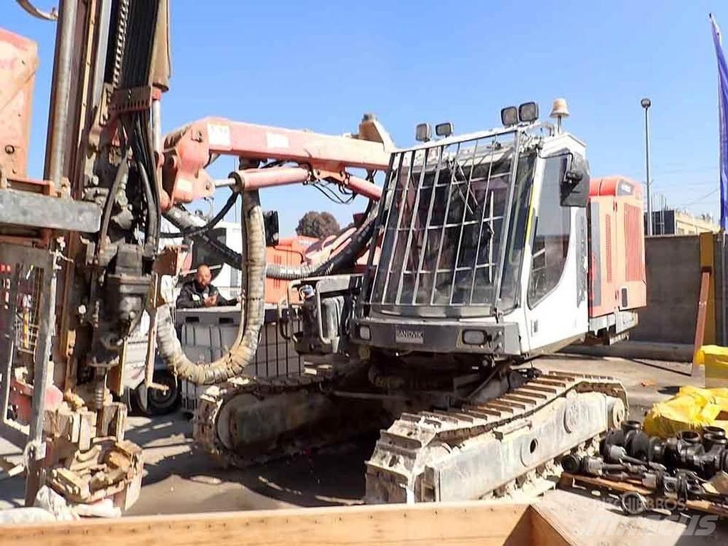 Sandvik DX800 サーフェイスドリルリグ
