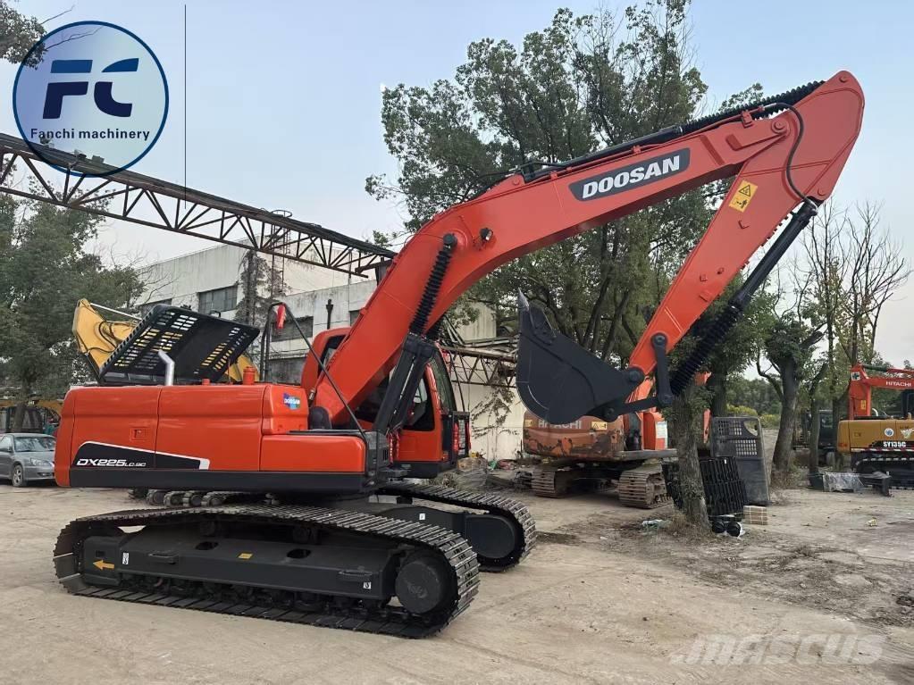 Doosan DX 225 LC 大型油圧ショベル12t以上（パワーショベル・ユンボ）