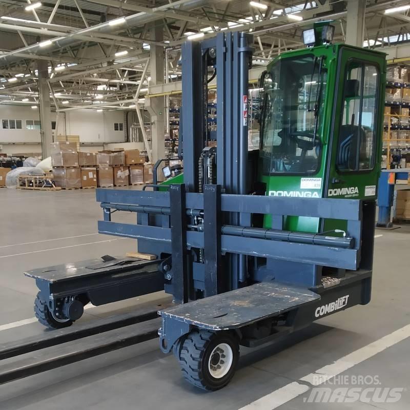Combilift C 4000 L 全方向リーチ型フォークリフト
