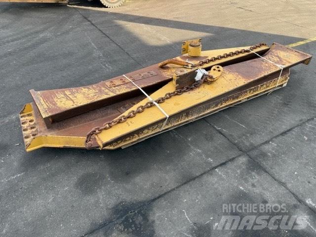CAT 735 TAIL GATE アーティキュレート式ダンプトラック