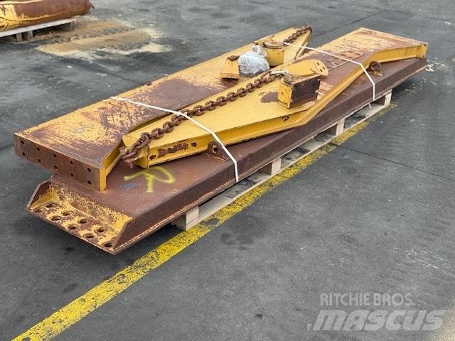 CAT 735 TAIL GATE アーティキュレート式ダンプトラック